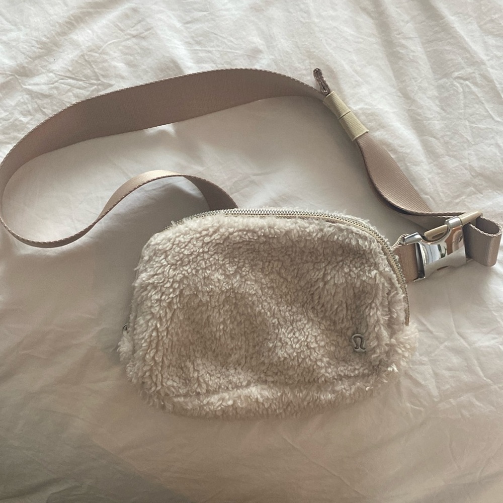 Lululemon everywhere belt bag fleece